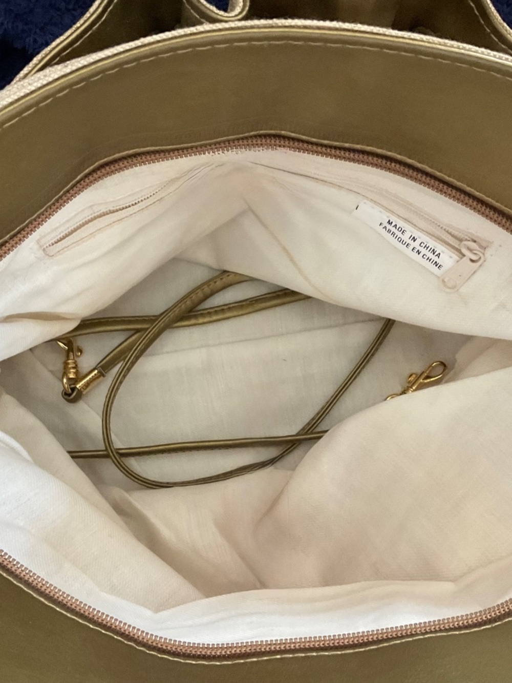 PURSE . VINTAGE  GENTLY USED - Picture 4 of 5